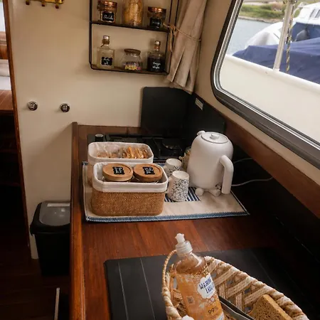 Houseboat Cosy Et Atypique A Le Zimon Rouen