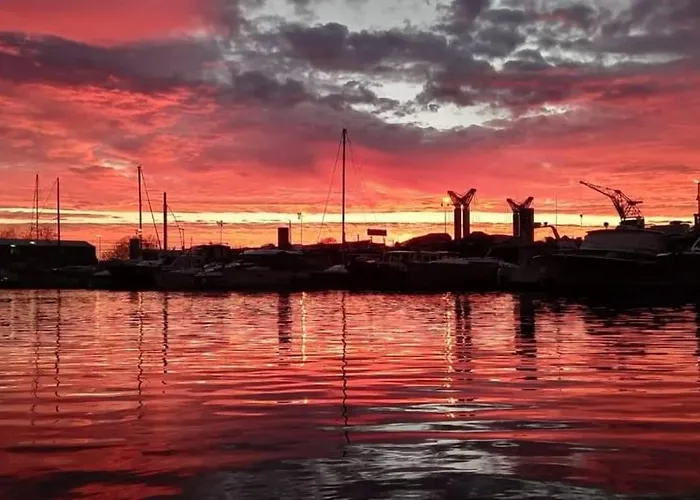 Botel Houseboat Insolite 