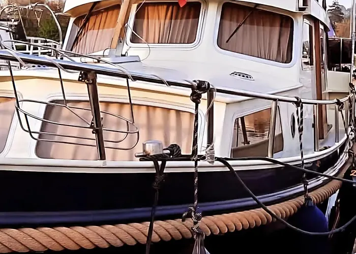 Houseboat Cosy Et Atypique à Le Zimon Botel *